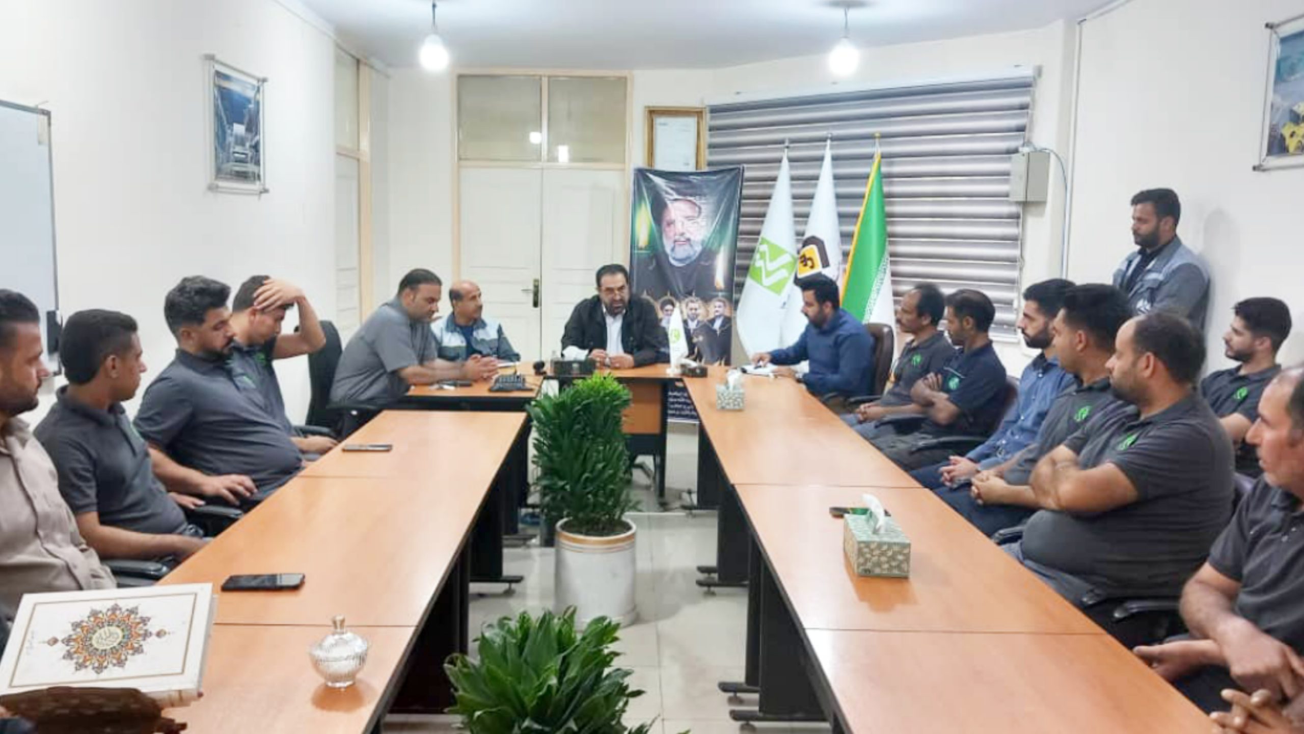 نشست صمیمی مدیرعامل جهادی حریر خوزستان با جمعی از کارکنان به روایت تصویر